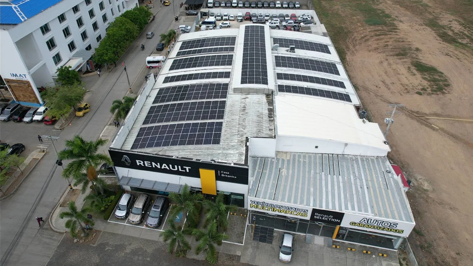 Edificio empresarial con paneles solares